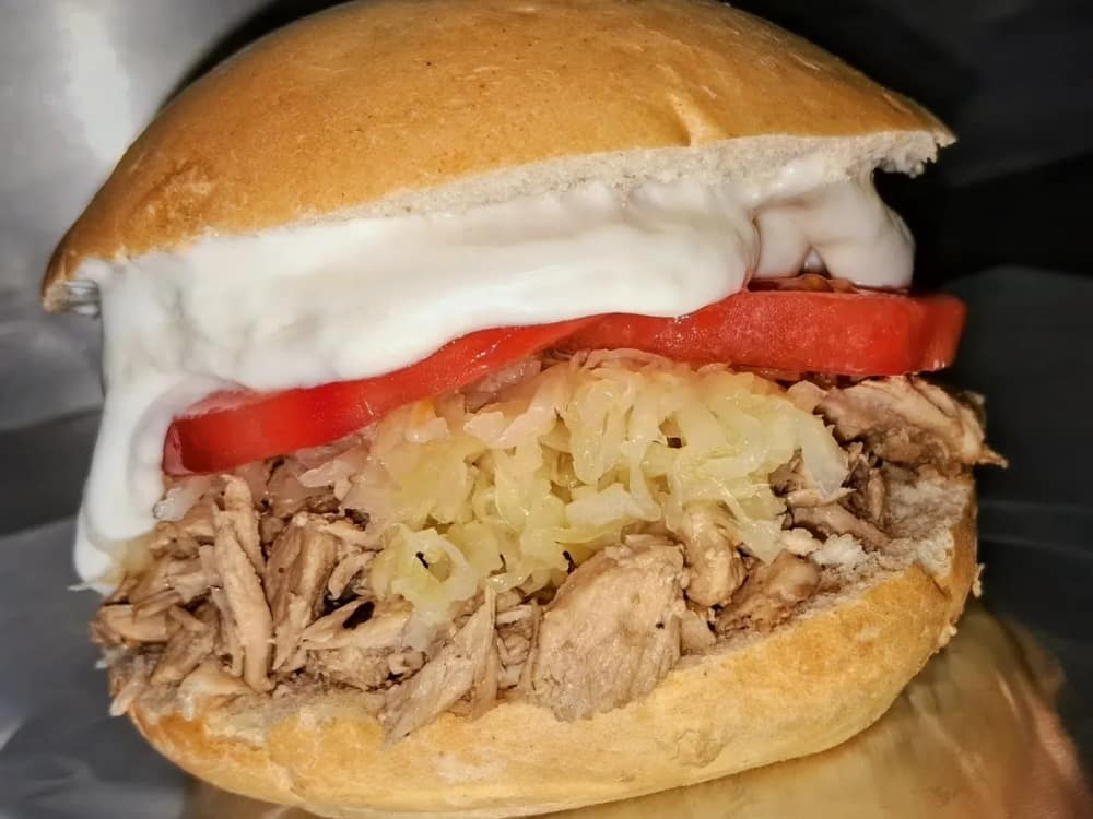 Clásico lomito chucrut tomate mayo
