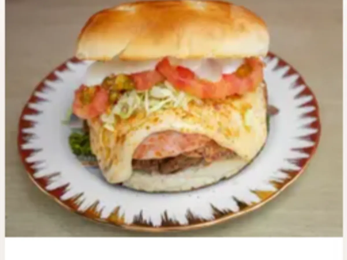 Chivito uruguayo, con huevo, jamón y lechuga