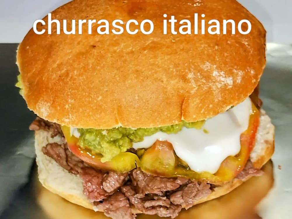 Sandwich italiano, con carne, mayo y palta